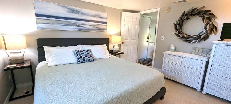 海滨实惠首层一居室公寓大厦 配特大床 & 恒温泳池!(Affordable ONE BR Main Floor Condo RIGHT ON THE BEACH w/ KING Bed & Heated POOL!)图片