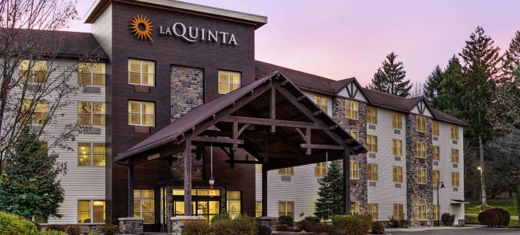 莱克乔治拉昆塔温德姆酒店套房(La Quinta Inn & Suites by Wyndham Lake George)图片