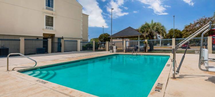 巴吞鲁日艾伦港舒适套房酒店(Comfort Suites Port Allen - Baton Rouge)图片