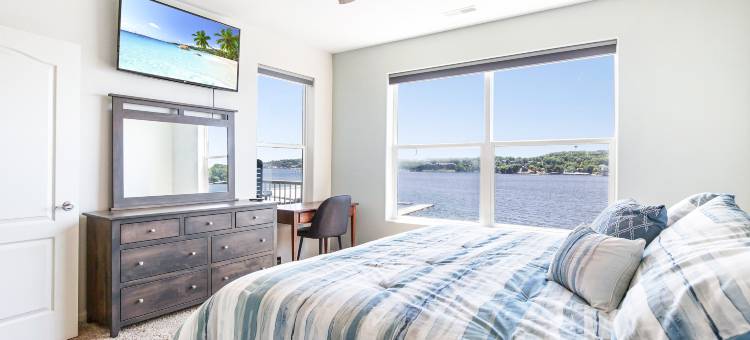 Zero Entry Pool and Elevated Views - Stunning Lakefront Oasis图片