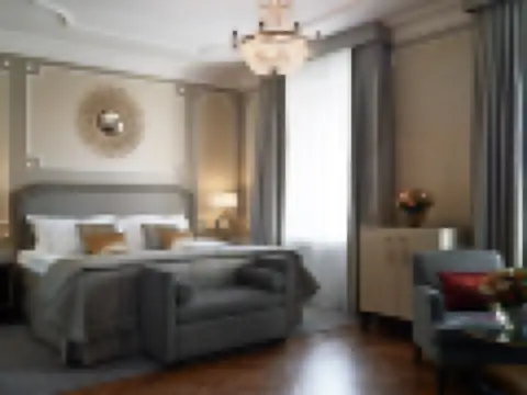 小型套房 （Facing Side Street Or Courtyard）