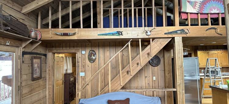 田纳西州山间粗犷质朴小屋，带阁楼(Rugged and Rustic Tennessee Mountain Cabin With Loft)图片
