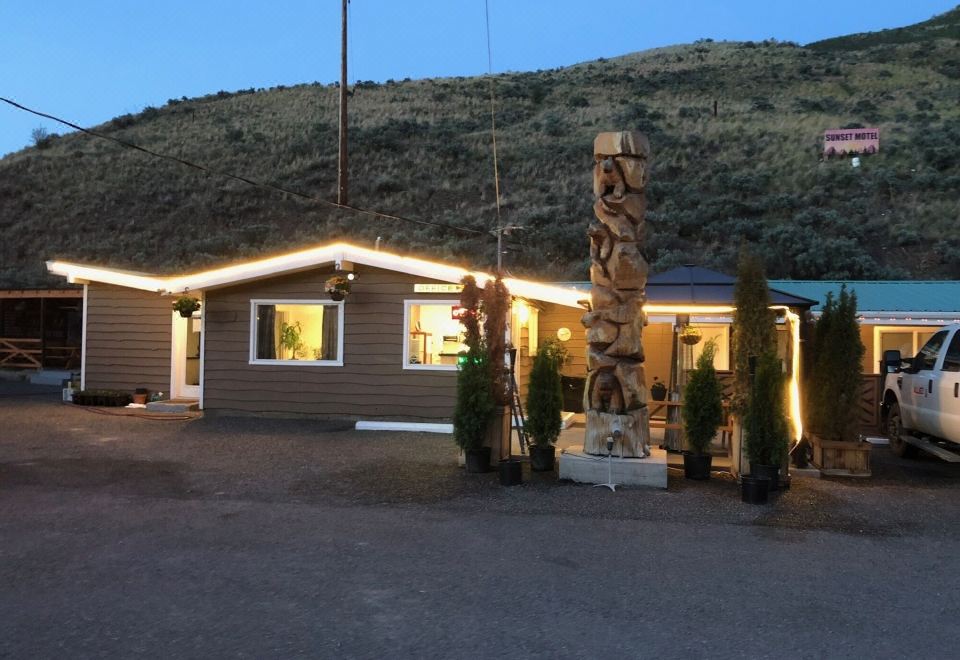 Sunset Motel Hotel Overview