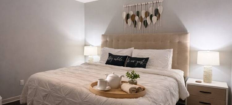 温馨度假公寓，设有屋顶泳池、停车设施，宽敞舒适(Cozy Retreat with Rooftop Pool, Parking, and Spacious Comfort)图片
