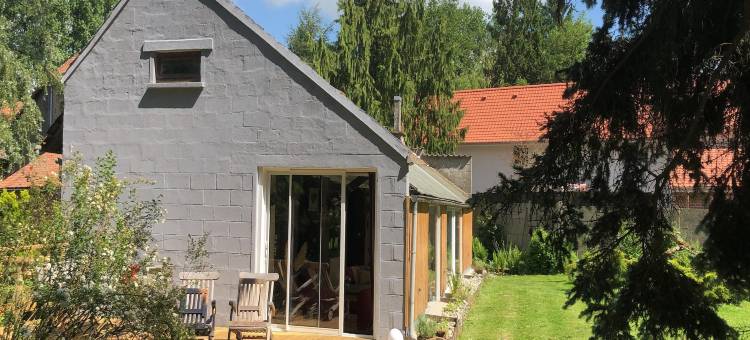 Cottage Near the Mill Pond with a Beautiful Garden图片