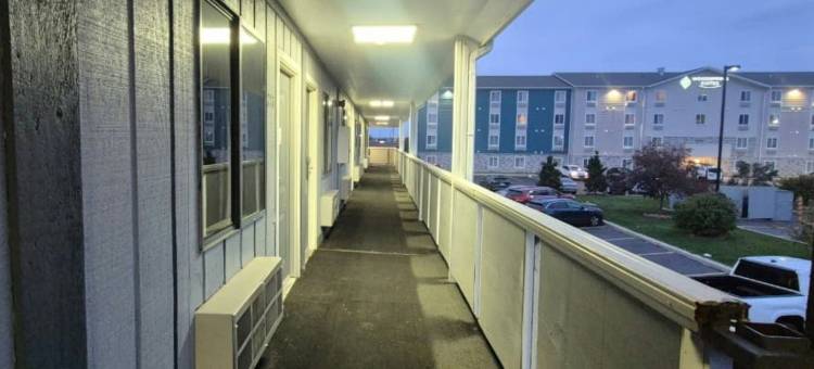 位于梅里尔维尔的经济型旅馆，靠近I 65的联排别墅(Economy Inn Merrillville by Townhouse I 65)图片