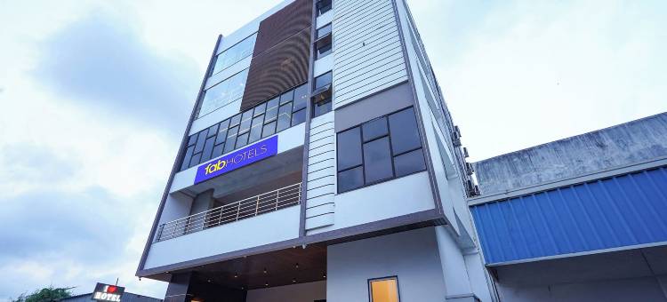 FabHotel A Square - 距离比马瓦拉姆火车站400米(FabHotel A Square - 400m from Bhimavaram Junction)图片