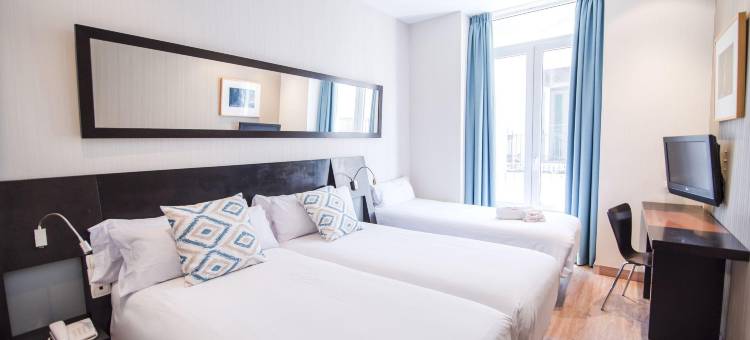 佩蒂特宫雷纳广场酒店(Petit Palace Plaza de la Reina)图片