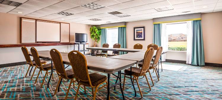 温德姆华美达酒店 伯克伯内特 / 威奇托福尔斯(Ramada by Wyndham Burkburnett / Wichita Falls)图片