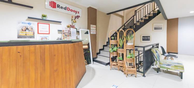 博塔尼广场购物中心红门旅馆(RedDoorz Near Botani Square Mall)图片