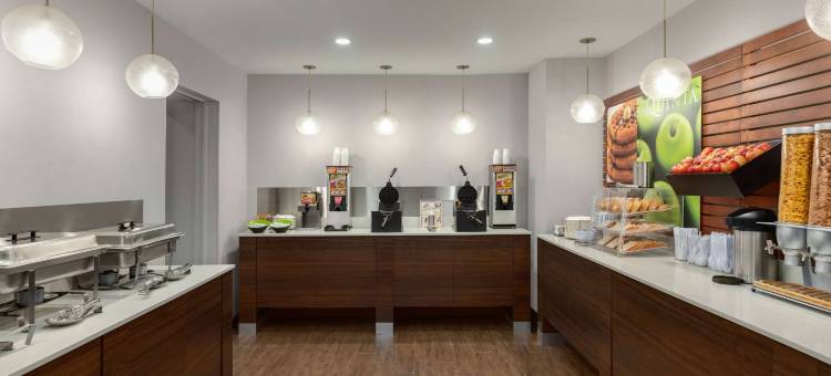 代托纳比奇海滨拉昆塔温德姆套房酒店(La Quinta Inn & Suites by Wyndham Oceanfront Daytona Beach)图片