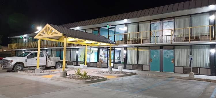 橡树林伊克诺山林小屋(Econo Lodge Oak Grove-Blue Springs)图片