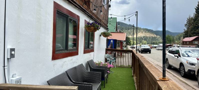 Open Floor Plan and Grassy Area - Charming Escape图片