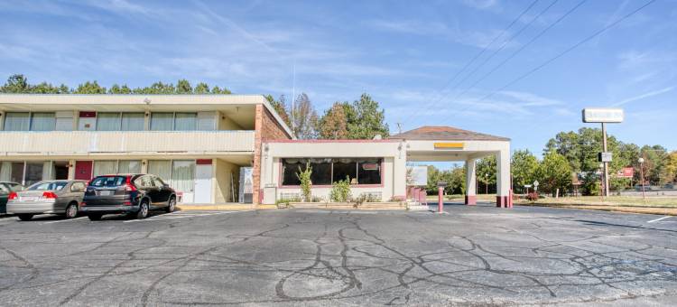 OYO旅行者旅馆，坦普尔顿弗吉尼亚(Travelers Inn by OYO, Templeton VA)图片