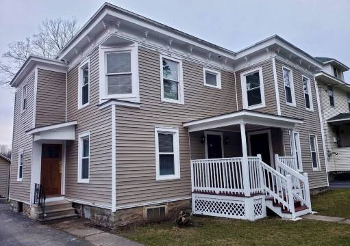 King bed, Spacious 4 bed, 2bth house with a workspace, laundry in unit, WiFi.