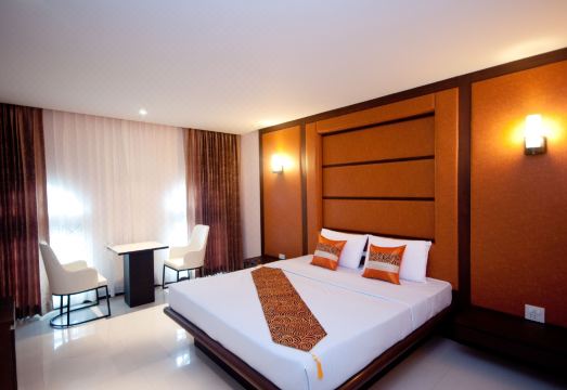 Siam Paradise Entertainment Complex Hotel Overview