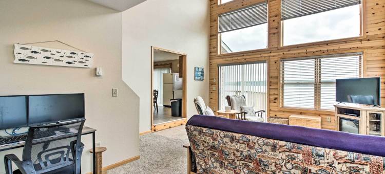 湖滨莫特利之家，带私人码头和火坑！(Lakefront Motley Home w/ Private Dock & Fire Pit!)图片