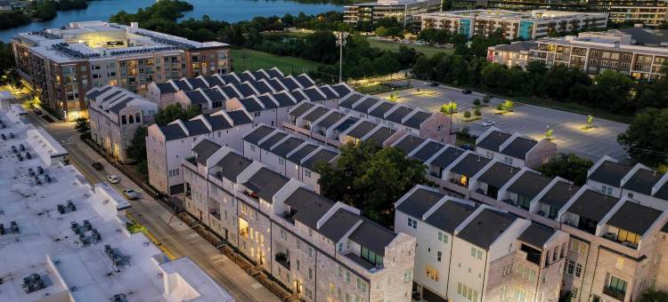 镇湖联排别墅，Avantstay提供，带热水浴缸、游戏室和天际线景观(Town Lake Townhouse by Avantstay Hot Tub, Game Room & Skyline Views)图片