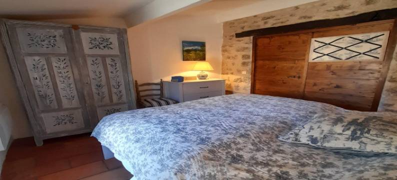 Authentic sheepfold close to a charming village.图片