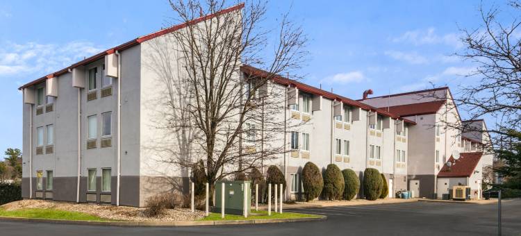 波士顿洛根红顶Plus酒店(Red Roof Plus+ Boston - Logan)图片