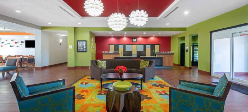 利斯维尔波尔克堡拉昆塔温德姆套房酒店(La Quinta Inn & Suites by Wyndham Leesville Ft. Polk)图片