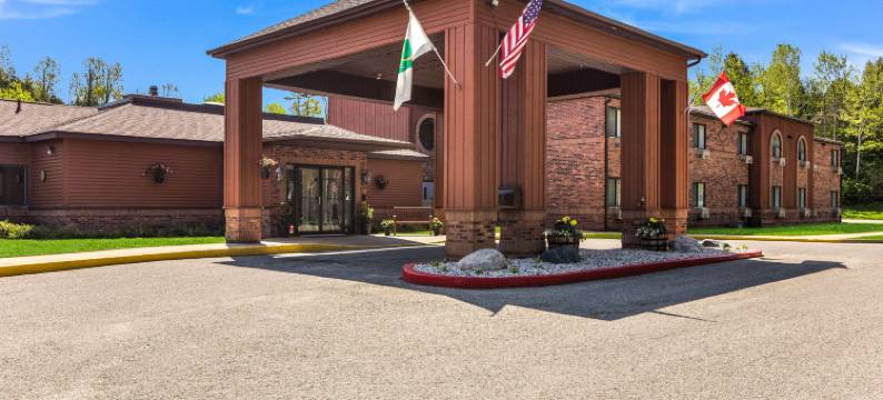 佩托斯基-哈伯斯普林斯凯艺酒店(Quality Inn Petoskey-Harbor Springs)图片