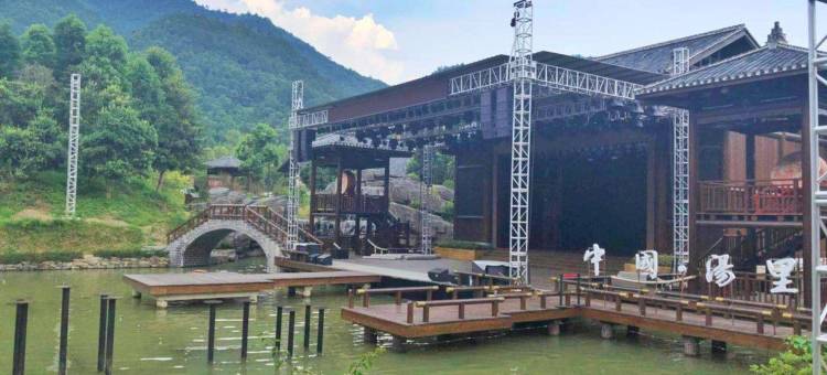 铜鼓时雨山庄图片