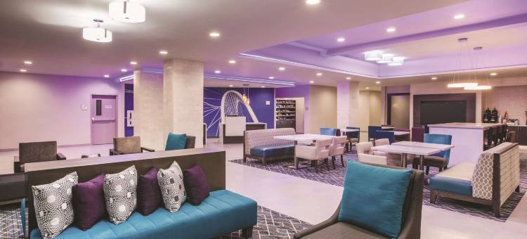 达拉斯东北部植物园拉昆塔温德姆套房酒店(La Quinta Inn & Suites by Wyndham Dallas Northeast-Arboretum)图片