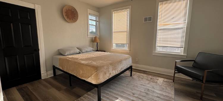 堪萨斯城市中心温馨三卧室度假屋，配备WiFi、空调等更多设施(Lovely 3-bedroom house in downtown Kansas City with WiFi, AC and so much more)图片