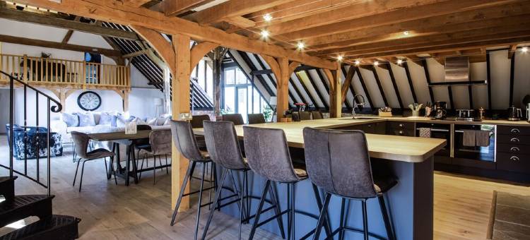 Stunning 6 bedroom converted barn nestled in Souths Downs; 5,000+ sq ft; 9 acres图片