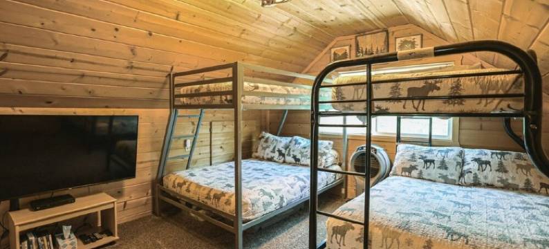 Hot Tub! Cozy beds sleeps 10, Wi-Fi, only 20 miles to West Yellowstone图片