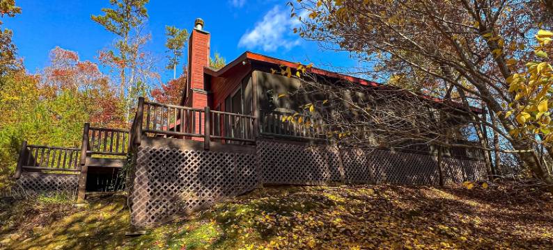 Picture-perfect cabin with private hot tub, deck space, fireplace, & more图片