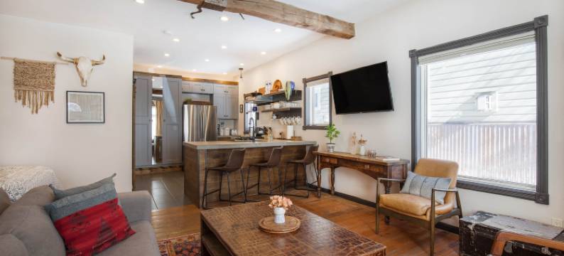 Spacious Studio with Full Kitchen and Porch - Stylish Cozy Retreat图片