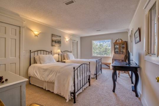 Mountain Oasis with Resort Amenities - Charming Rustic Retreat