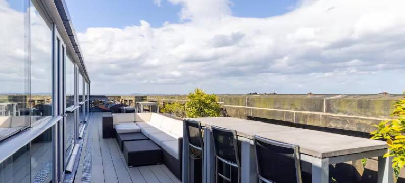 带露台的美丽顶层公寓(Joivy Beautiful Penthouse with Terrace & Jacuzzi)图片