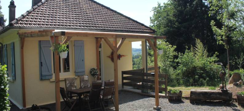 Burgundy Poolside Getaway图片