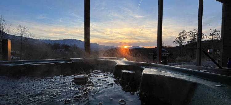 大雾山无障碍友好度假屋！180°视野，配有3个带顶棚门廊(Mobility Friendly Smoky Mountain Vacation Rental! 180° Views, 3 Covered Porches)图片