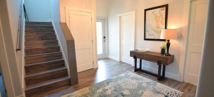 Waterfront Property with Dock and 2 Minute Walk to the Beach图片