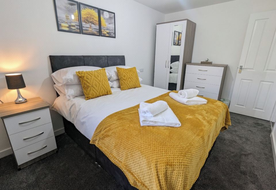 Burnley Entire House 4-Bedrooms-Sleeps 6-Driveway Hotel Overview