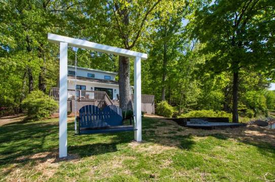 Stunning Lake Views and Hot Tub Oasis - Tranquil Waterfront Retreat