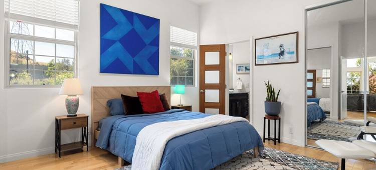 Hollywood Hills  2BR/2BA w/ Scenic Views + W&D图片