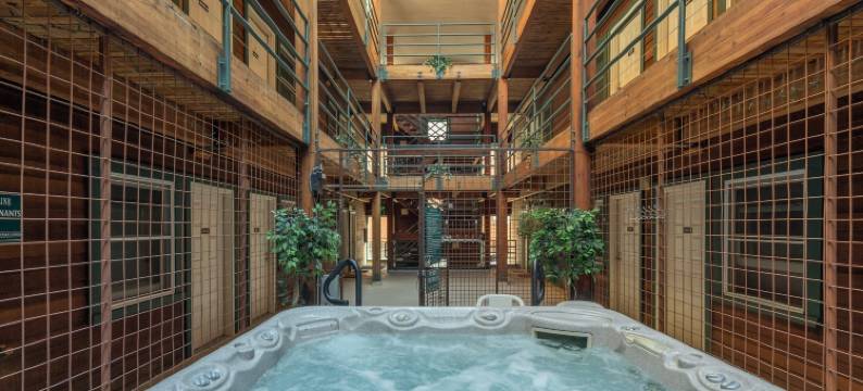 Top Floor Condo with Balcony Steps to Lifts & Main Street 2 Bedroom Condo by RedAwning图片