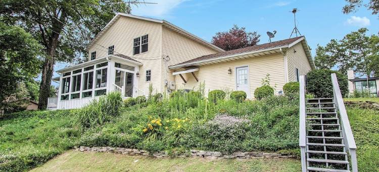 Maple Island Home overlooking Paw Paw Lake图片