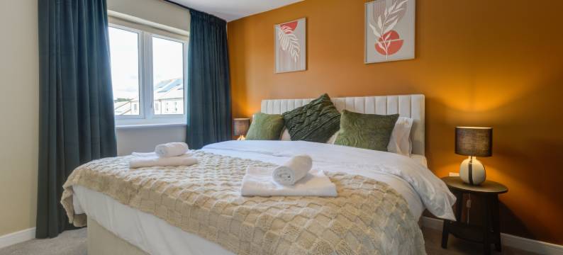 Stylish 3BR Stay in Bourne with Parking图片