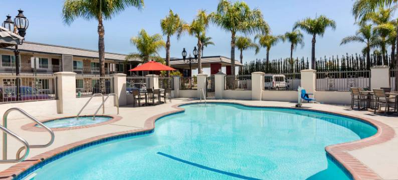 阿纳海姆迪士尼乐园戴斯套房酒店(Days Inn & Suites by Wyndham Anaheim at Disneyland Park)图片