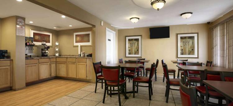 兰辛豪生酒店(Travelodge by Wyndham Lansing IL)图片