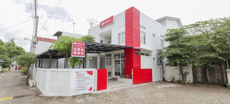 红门伊斯兰教义酒店 - 靠近朋卡诺体育馆 - 南琼(RedDoorz Syariah Near Gor Bung Karno Nganjuk)图片