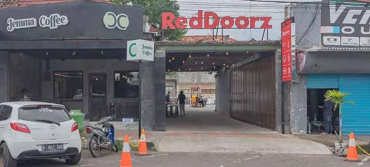 红多兹酒店-近加鲁特广场(RedDoorz Near Alun-Alun Garut)图片