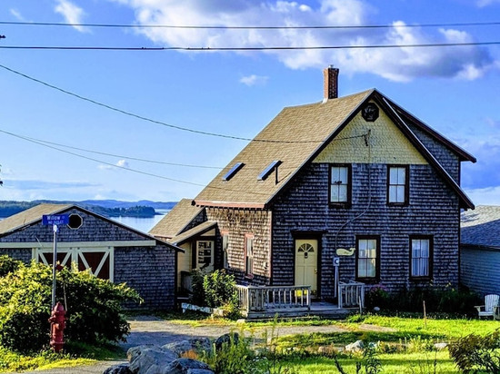 Whale Ledge Cottage - In the heart of Lubec with AMAZING Waterviews!