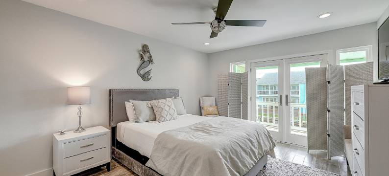 Waterfront retreat with a pool & dock plus central AC, washer/dryer, & views图片